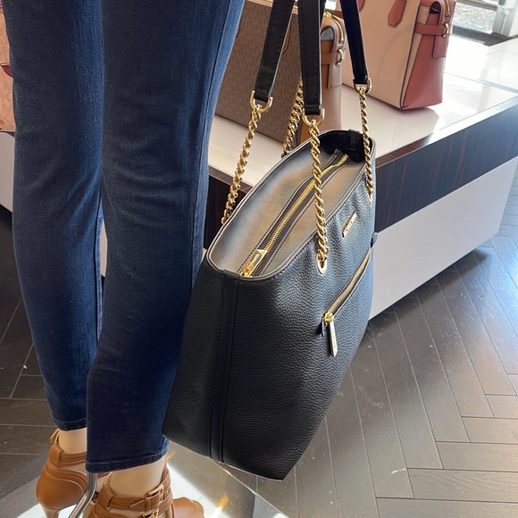 MICHAEL KORS
Jet Set Medium Front Zip Pebbled Leather Chain Tote Bag
Black - Picture 5 of 16